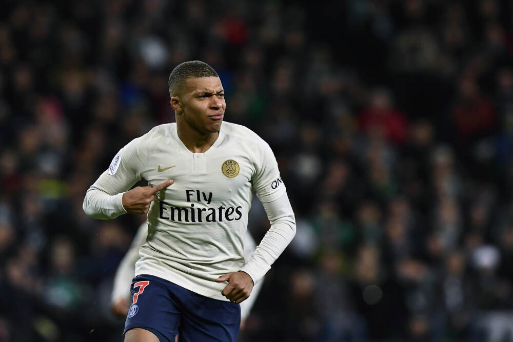 轻松一刻：领导让你春节加班并给9W，你会怎么回？